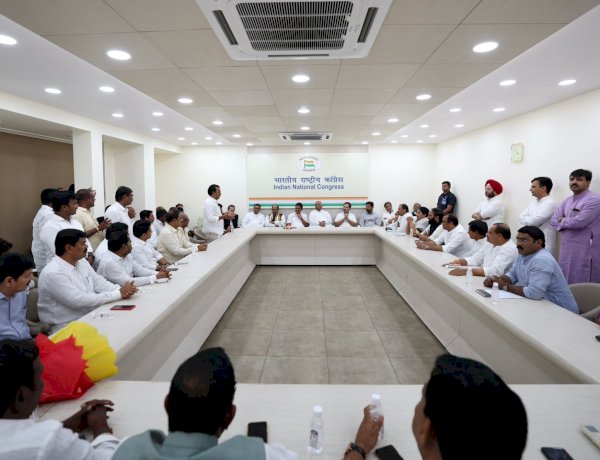 तेलंगाना में KCR को बड़ा झटका, कांग्रेस में शामिल हुए पूर्व सांसद, मंत्री-विधायक समेत BRS के 35 नेता तेलंगाना में KCR को बड़ा झटका, कांग्रेस में शामिल हुए पूर्व सांसद, मंत्री-विधायक समेत BRS के 35 नेता
