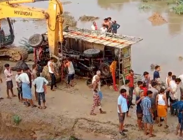 MP: दतिया में भीषण हादसा, उफनती नदी में गिरा मिनी ट्रक, 5 लोगों की मौत और दर्जनों घायल MP: दतिया में भीषण हादसा, उफनती नदी में गिरा मिनी ट्रक, 5 लोगों की मौत और दर्जनों घायल