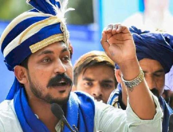 भीम आर्मी चीफ चंद्रशेखर रावण पर जानलेवा हमला, उत्तर प्रदेश के सहारनपुर में मारी गोली भीम आर्मी चीफ चंद्रशेखर रावण पर जानलेवा हमला, उत्तर प्रदेश के सहारनपुर में मारी गोली