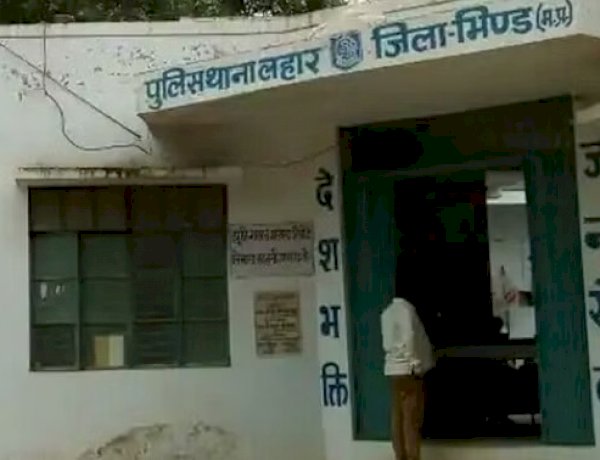भिंडःसड़क निर्माण की बात पर दो पक्षों में खूनी संघर्ष, चली गोलियां, एक की मौत, एक घायल भिंडःसड़क निर्माण की बात पर दो पक्षों में खूनी संघर्ष, चली गोलियां, एक की मौत, एक घायल