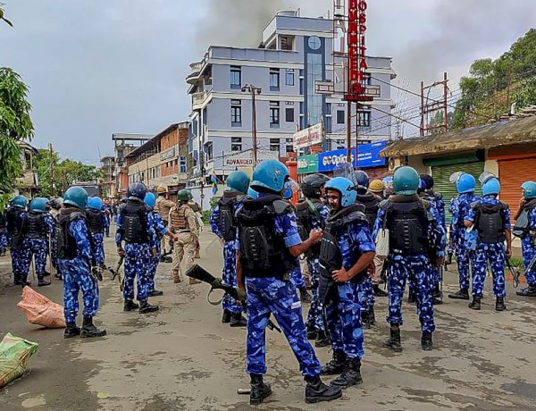 मणिपुर में हिंसा जारी, CM के बंगले के पास शव के साथ पहुंची भीड़, पुलिस फायरिंग में तीन की मौत