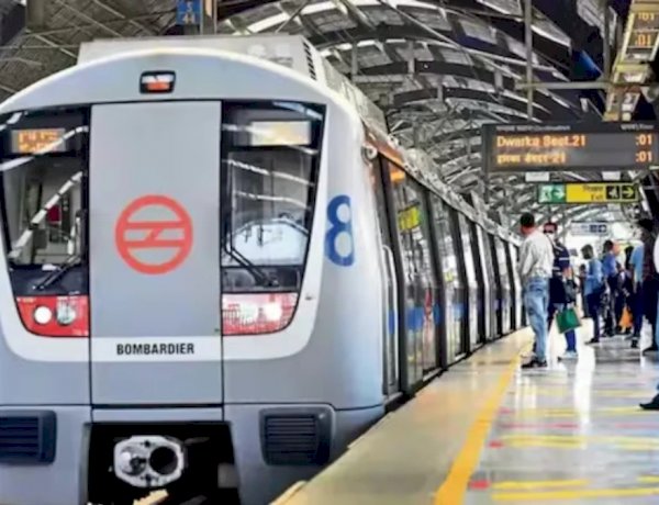 दिल्ली मेट्रो का बड़ा फैसला, अब दो बोतल शराब लेकर सफर कर सकेंगे यात्री दिल्ली मेट्रो का बड़ा फैसला, अब दो बोतल शराब लेकर सफर कर सकेंगे यात्री