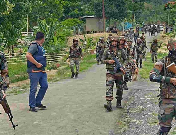 मणिपुर में फिर भड़की हिंसा, विद्रोहियों ने की तीन वालंटियर्स की हत्या, फायरिंग में कई अन्य घायल मणिपुर में फिर भड़की हिंसा, विद्रोहियों ने की तीन वालंटियर्स की हत्या, फायरिंग में कई अन्य घायल