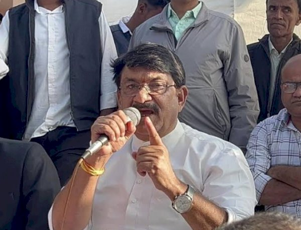 बटन दबाओगे तो रोड बन जाएगी, पंचायत मंत्री ने ग्रामीणों को दिया अजीबोगरीब जवाब बटन दबाओगे तो रोड बन जाएगी, पंचायत मंत्री ने ग्रामीणों को दिया अजीबोगरीब जवाब