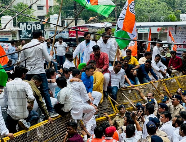 इंदौर में कांग्रेस का बड़ा प्रदर्शन, नगर निगम मुख्यालय को घेरा, पुलिस ने चलाए वॉटर कैनन