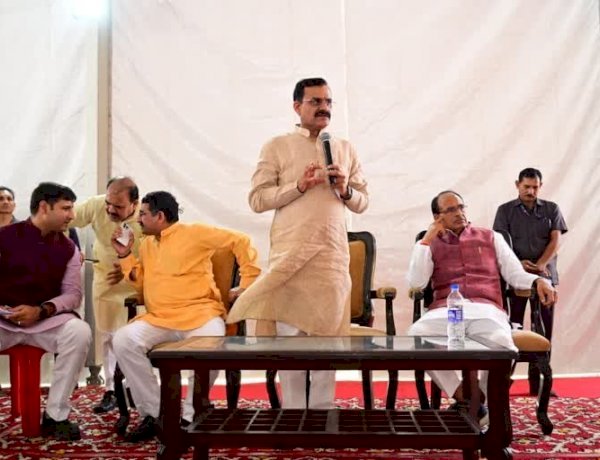चुनाव से पहले हाेगी वीडी शर्मा की होगी छुट्टी, BJP संगठन में बदलाव की अटकलें तेज चुनाव से पहले हाेगी वीडी शर्मा की होगी छुट्टी, BJP संगठन में बदलाव की अटकलें तेज