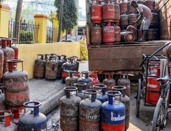 महंगाई की एक और मार, LPG सिलेंडर के फिर बढ़े दाम, अब इतनी चुकानी होगी कीमत महंगाई की एक और मार, LPG सिलेंडर के फिर बढ़े दाम, अब इतनी चुकानी होगी कीमत
