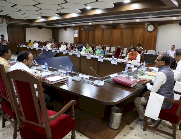 MP में 20 ITI और 10 कॉलेज खुलेंगे, आंगनवाड़ी कार्यकर्ताओं का मानदेय 13 हजार, कैबिनेट बैठक के अहम फैसले MP में 20 ITI और 10 कॉलेज खुलेंगे, आंगनवाड़ी कार्यकर्ताओं का मानदेय 13 हजार, कैबिनेट बैठक के अहम फैसले