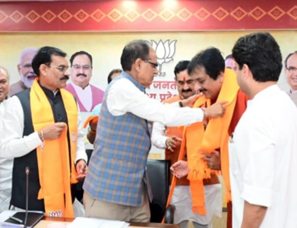 पूर्व मंत्री पुष्पराज सिंह ने बदला पाला, कांग्रेस छोड़ भाजपा में हुए शामिल, डिंडोरी नपा अध्यक्ष ने भी थामा BJP का दामन पूर्व मंत्री पुष्पराज सिंह ने बदला पाला, कांग्रेस छोड़ भाजपा में हुए शामिल, डिंडोरी नपा अध्यक्ष ने भी थामा BJP का दामन