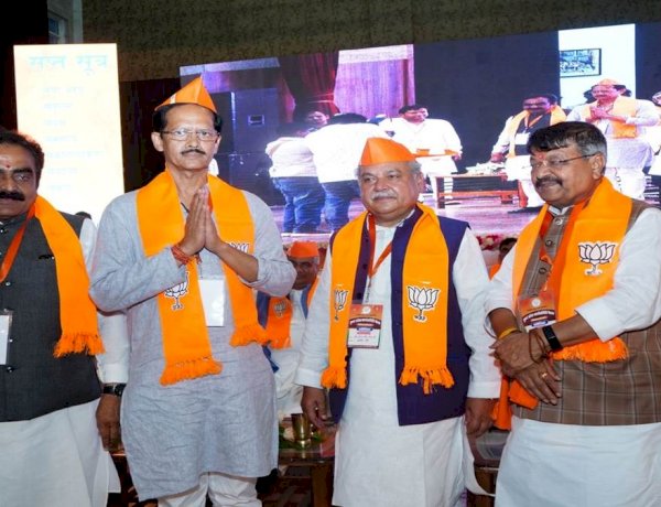 बीजेपी नेता नरेंद्र सिंह तोमर, कैलाश विजयवर्गीय और राकेश सिंह के साथ पूर्व आईएएस वेदप्रकाश  