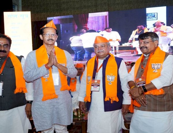 बीजेपी नेता नरेंद्र सिंह तोमर, कैलाश विजयवर्गीय और राकेश सिंह के साथ पूर्व आईएएस वेदप्रकाश बीजेपी नेता नरेंद्र सिंह तोमर, कैलाश विजयवर्गीय और राकेश सिंह के साथ पूर्व आईएएस वेदप्रकाश