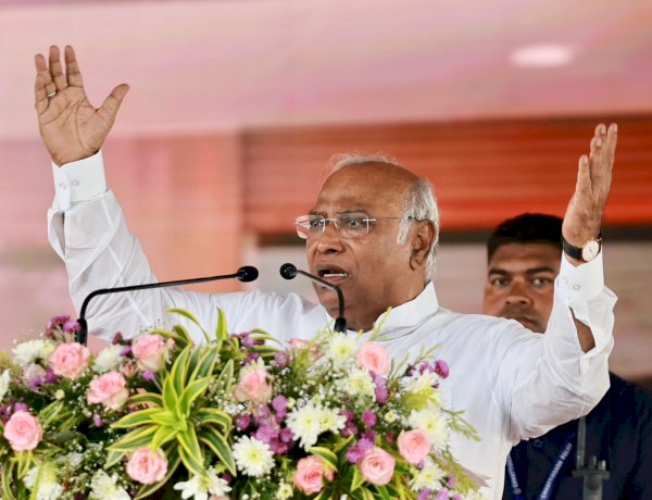 लोकतंत्र का नाश कर रही है ईडी और आईटी, BJP भारत के टुकड़े करने में लगी, राजनांदगांव में बोले खड़गे लोकतंत्र का नाश कर रही है ईडी और आईटी, BJP भारत के टुकड़े करने में लगी, राजनांदगांव में बोले खड़गे