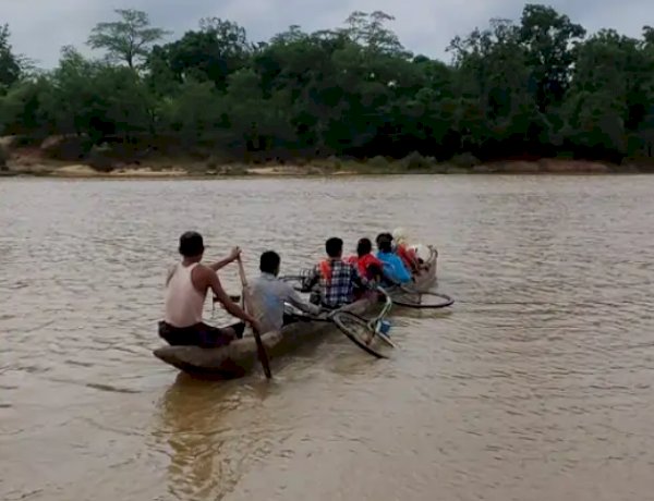 छत्तीसगढ़ के दंतेवाड़ा में बड़ा हादसा, इंद्रावती नदी में नाव पलटने से 6 ग्रामीण डूबे छत्तीसगढ़ के दंतेवाड़ा में बड़ा हादसा, इंद्रावती नदी में नाव पलटने से 6 ग्रामीण डूबे