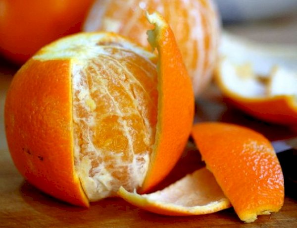संतरे के छिलके में छिपे हैं कई औषधीय गुण, स्किन के साथ-साथ सेहत के लिए भी है फायदेमंद