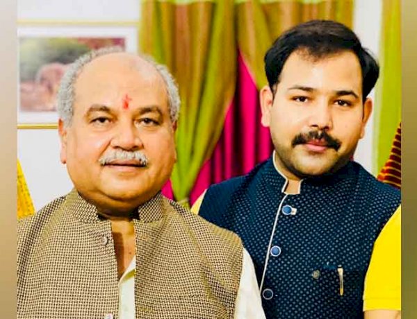 केंद्रीय मंत्री नरेंद्र सिंह तोमर एवं उनका पुत्र केंद्रीय मंत्री नरेंद्र सिंह तोमर एवं उनका पुत्र