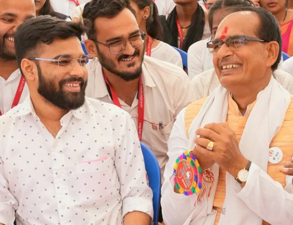 तत्कालीन मुख्यमंत्री शिवराज सिंह चौहान के साथ जन सेवा मित्र तत्कालीन मुख्यमंत्री शिवराज सिंह चौहान के साथ जन सेवा मित्र