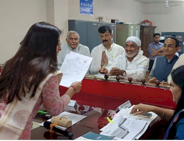 आईएएस सोनिया मीणा और नामांकन पत्र जमा करते बीजेपी उम्मीदवार आईएएस सोनिया मीणा और नामांकन पत्र जमा करते बीजेपी उम्मीदवार
