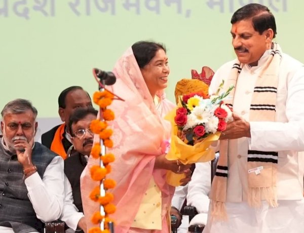 कैबिनेट मंत्री प्रह्लाद पटेल, राज्यमंत्री राधा सिंह और मुख्यमंत्री डॉ. मोहन यादव कैबिनेट मंत्री प्रह्लाद पटेल, राज्यमंत्री राधा सिंह और मुख्यमंत्री डॉ. मोहन यादव