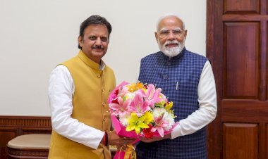 पीएम मोदी के साथ उप मुख्यमंत्री राजेंद्र शुक्ला  पीएम मोदी के साथ उप मुख्यमंत्री राजेंद्र शुक्ला