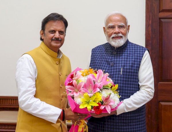 पीएम मोदी के साथ उप मुख्यमंत्री राजेंद्र शुक्ला पीएम मोदी के साथ उप मुख्यमंत्री राजेंद्र शुक्ला