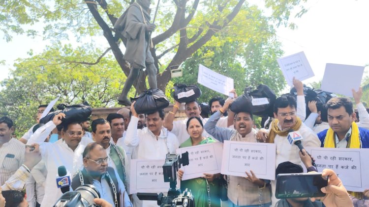 बजट से पहले विधानसभा में कांग्रेस का प्रदर्शन
