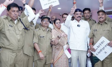 एमपी विधानसभा में कांग्रेस विधायकों का पुलिस वर्दी में प्रदर्शन  एमपी विधानसभा में कांग्रेस विधायकों का पुलिस वर्दी में प्रदर्शन