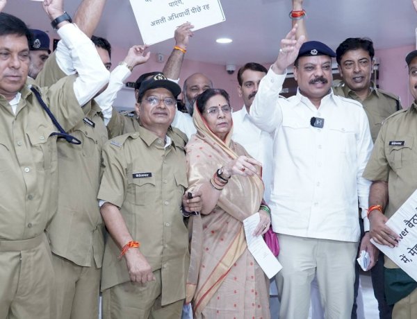 एमपी विधानसभा में कांग्रेस विधायकों का पुलिस वर्दी में प्रदर्शन 