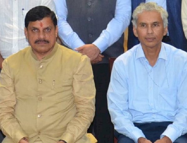 मुख्यमंत्री मोहन यादव एवं मुख्य सचिव अनुराग जैन मुख्यमंत्री मोहन यादव एवं मुख्य सचिव अनुराग जैन