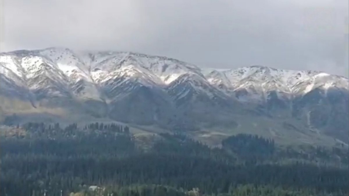 कश्मीर में सीजन की पहली बर्फबारी, बर्फ से ढकीं गुलमर्ग, सोनमर्ग और गुरेज की  चोटियां