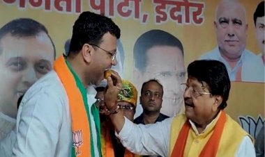 गौरव रणदिवे को मिठाई खिलाते हुए कैलाश विजयवर्गीय