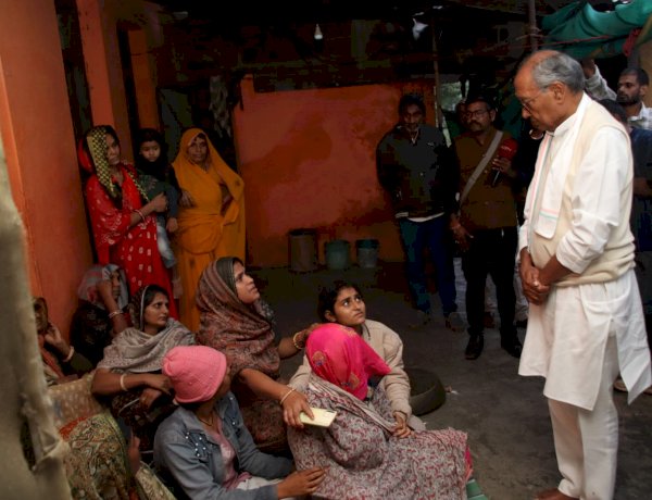 भाजपा नेता ने थार से कुचलकर की थी किसान की हत्या, पीड़ित परिवार से मिले पूर्व सीएम दिग्विजय सिंह