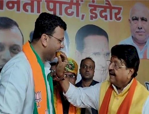 गौरव रणदिवे को मिठाई खिलाते हुए कैलाश विजयवर्गीय गौरव रणदिवे को मिठाई खिलाते हुए कैलाश विजयवर्गीय