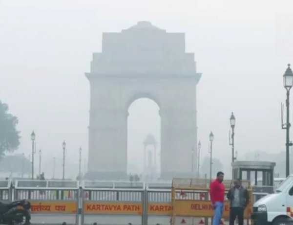 दिल्ली में फिर गहराया सांसों का संकट, 450 के पार पहुंचा AQI, जहरीली धुंध की चदर में लिपटा NCR