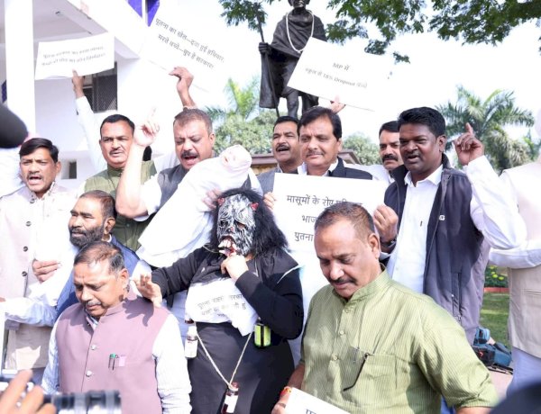 MP विधानसभा का शीतकालीन सत्र आज से शुरू, कफ सिरप कांड के विरुद्ध बच्चों के पुतले लेकर पहुंचे कांग्रेस विधायक