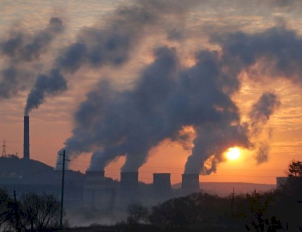 हवा की सांसें उखड़ने लगीं, और हम चुप हैं