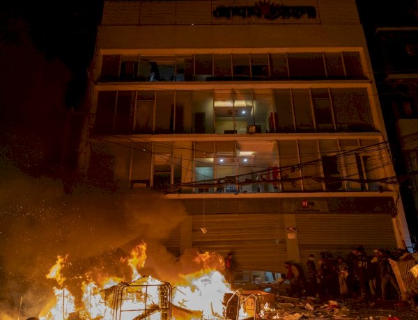 उस्मान हादी की मौत के बाद जल उठा बांग्लादेश, अवामी लीग और अखबारों के दफ्तर फूंके गए