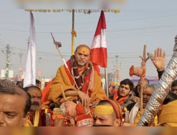 प्रयागराज माघ मेले में बवाल, पुलिस ने अविमुक्तेश्वरानंद के शिष्यों को पीटा, शंकराचार्य ने किया स्नान से इनकार