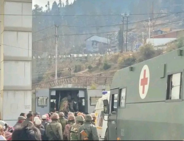 जम्मू-कश्मीर के डोडा में बड़ा हादसा: 200 फीट गहरी खाई में गिरा सेना का वाहन, 10 जवानों की मौत