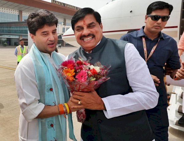 दफ्तर दरबारी: अपनों से घिर गए ज्योतिरादित्य सिंधिया, मुस्‍कान में भी कसमसाहट