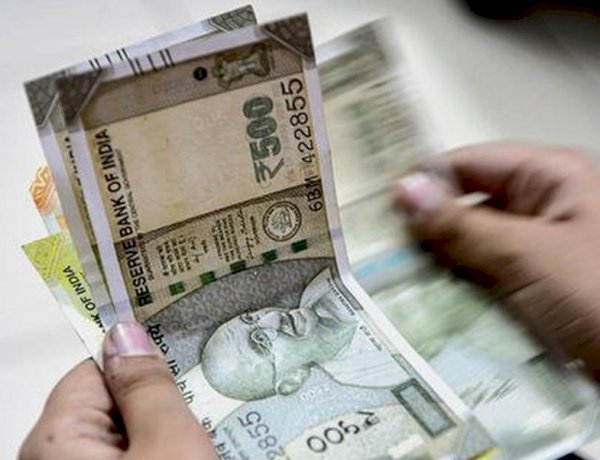 रुपया अब तक के सबसे निचले स्तर पर, डॉलर के मुकाबले 93.24 के रिकॉर्ड लो पर पहुंचा