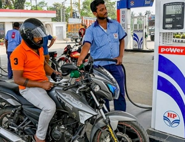 देशभर में पेट्रोल की कीमतों में इजाफा, प्रीमियम पेट्रोल 2.35 रुपए प्रति लीटर तक महंगा हुआ