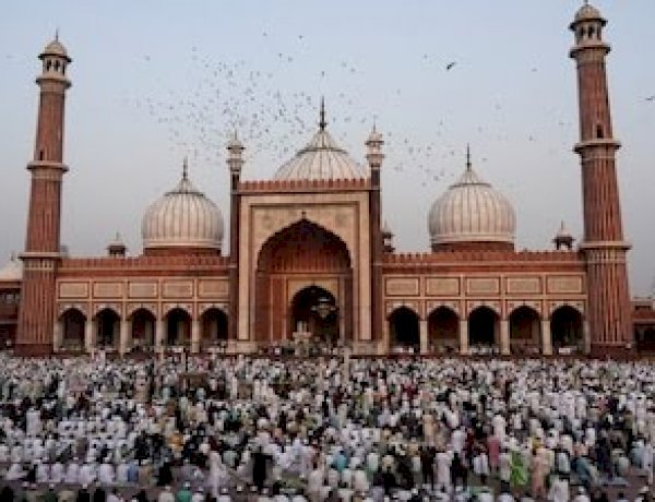 ईद पर देशभर में जश्न का माहौल, पीएम मोदी और राहुल गांधी ने दी शुभकामनाएं