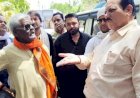 बिजली अफसरों से बात करते हुए विधायक पन्नालाल शाक्य