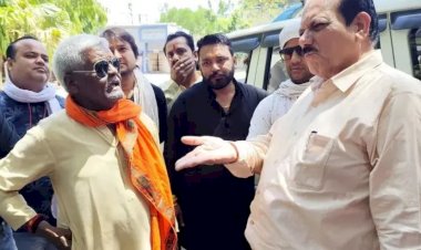 बिजली अफसरों से बात करते हुए विधायक पन्नालाल शाक्य