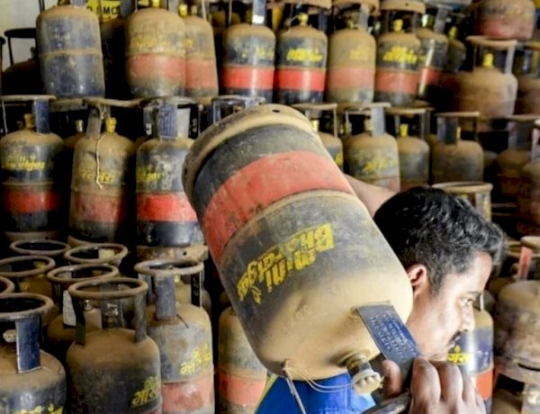 डीजल-पेट्रोल के बाद कमर्शियल LPG सिलिंडर के भी बढ़े दाम, 53 रुपये तक हुआ महंगा