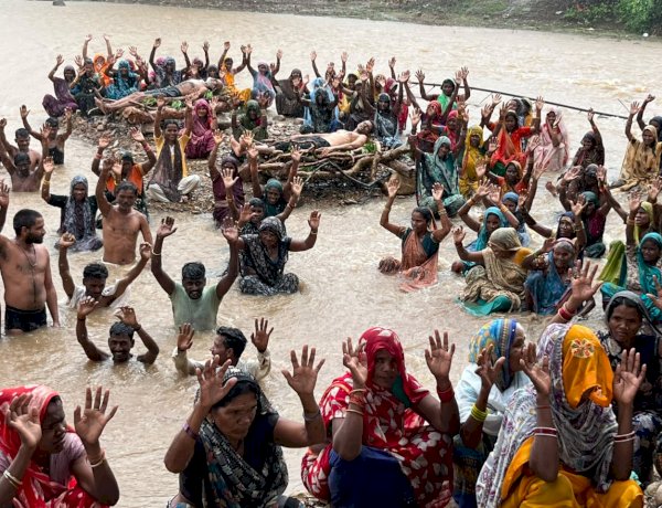 केन-बेतवा लिंक परियोजना: हक दो या जल समाधि दे दो, भारी बारिश के बीच उफनती नदी में विस्थापितों का जल सत्याग्रह