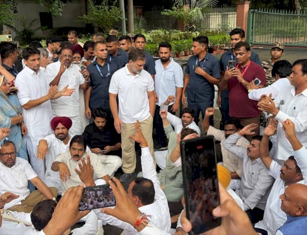 प्रधानमंत्री आवास के बाहर सांसदों के साथ धरने पर बैठे राहुल गांधी, पुलिस ने कई नेताओं को हिरासत में लिया