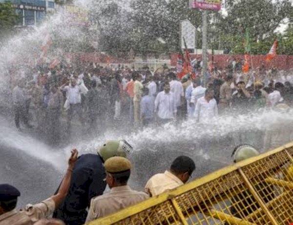 रांची में प्रदर्शनकारी छात्रों पर लाठीचार्ज, आंसू गैस के गोले भी दागे, JPSC के पूर्व अध्यक्ष गिरफ्तार