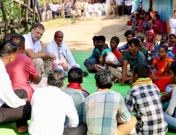 बीमारी से निपटने में राज्य सरकार पूरी तरह नाकाम, बालाघाट में मृत आदिवासी बच्चों के परिवारों से मिले राहुल गांधी
