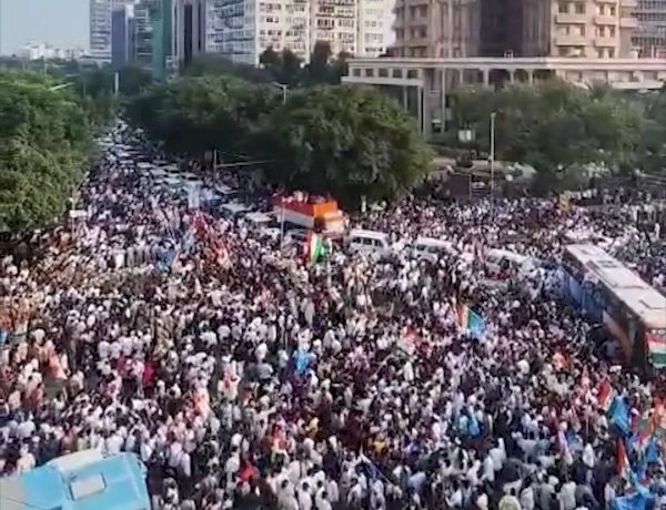 इंडिया ब्लॉक के सुप्रीम कोर्ट मार्च में उमड़ा जनसैलाब, राहुल गांधी ने चुनाव आयोग के खिलाफ दायर की पिटिशन